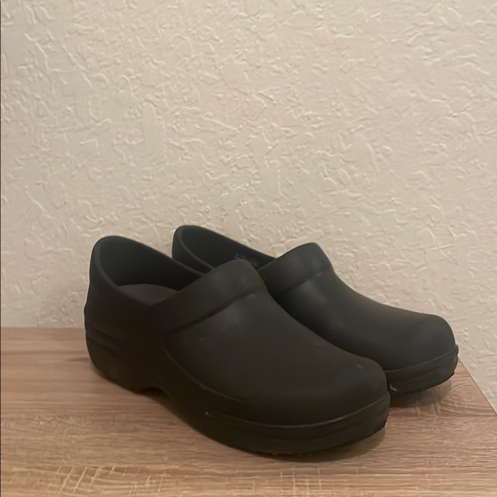 Women’s 9 Crocs for work